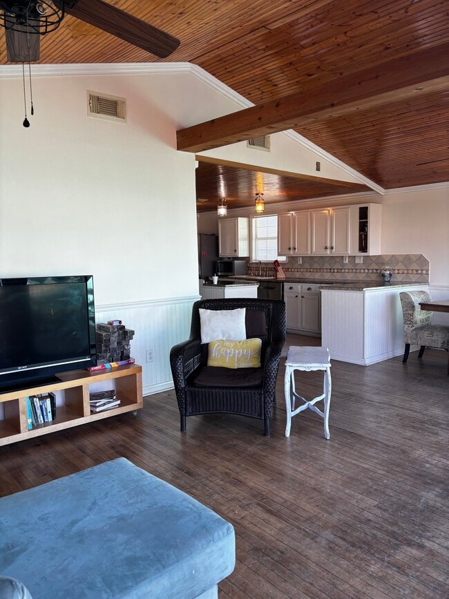 Building Photo - 611 Seashell Dr