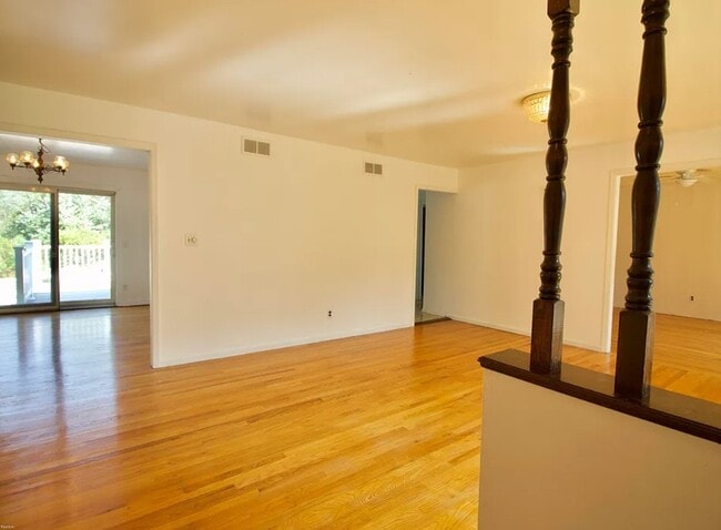 Building Photo - 32 Meadowbrook Ln