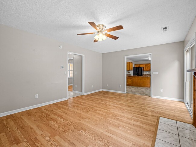 Building Photo - Country Club Area!