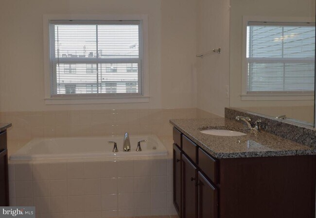 Building Photo - 23079 Sullivans Cove Sq