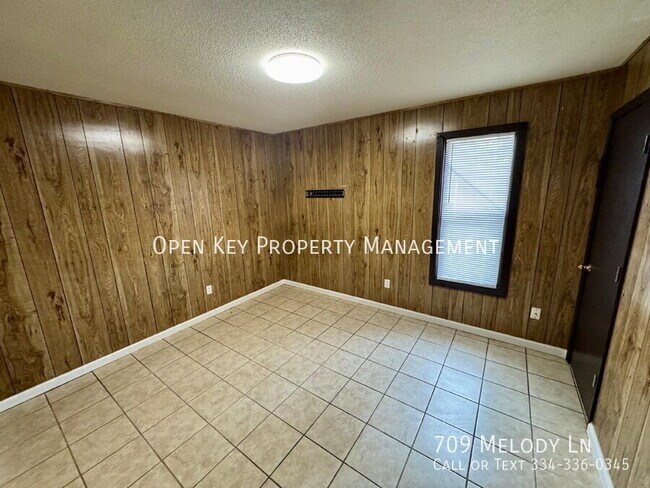 Building Photo - 709 Melody Ln