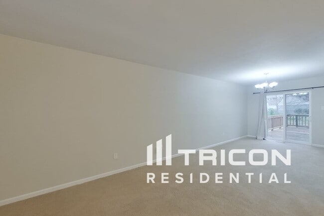 Building Photo - 1563 Park Ridge Ln