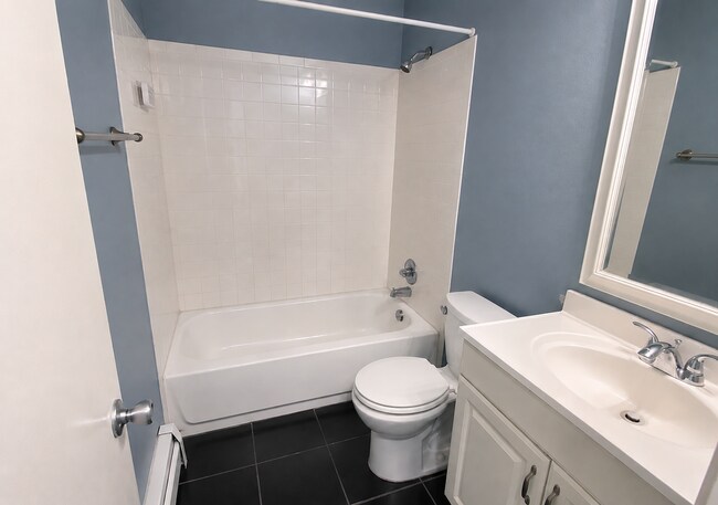 Building Photo - Bright & Beautiful 2-bedroom 1 Bath Across Berkeley Park and Lake