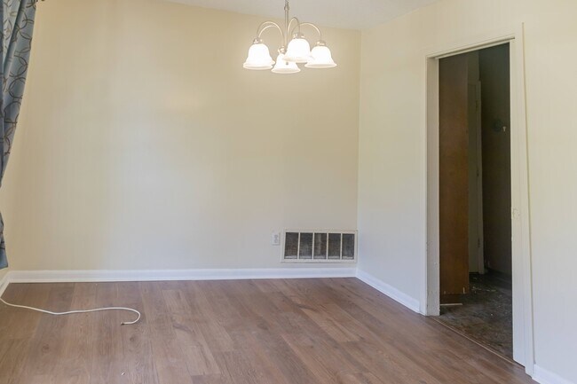 Building Photo - 5039 Winchester Dr S