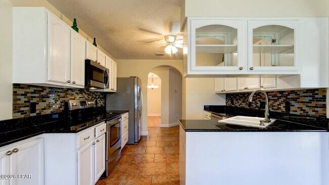 Building Photo - 816 W 8th St Cir