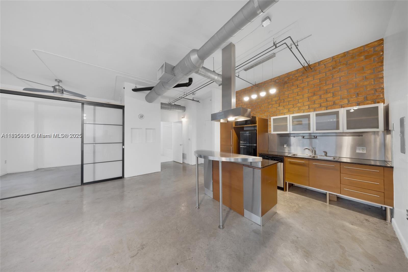 Building Photo - 10 SW South River Dr