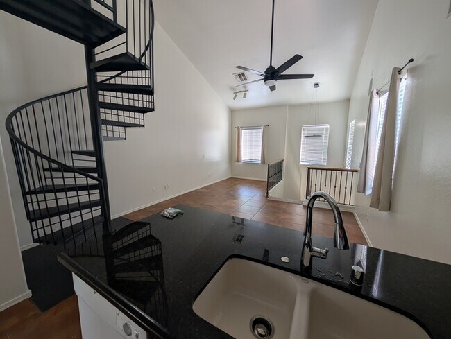 Building Photo - Tramonto Townhome - Tri-level