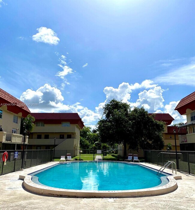 Building Photo - 10901 N Kendall Dr