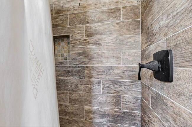 Building Photo - 6500 Martin Ct NE