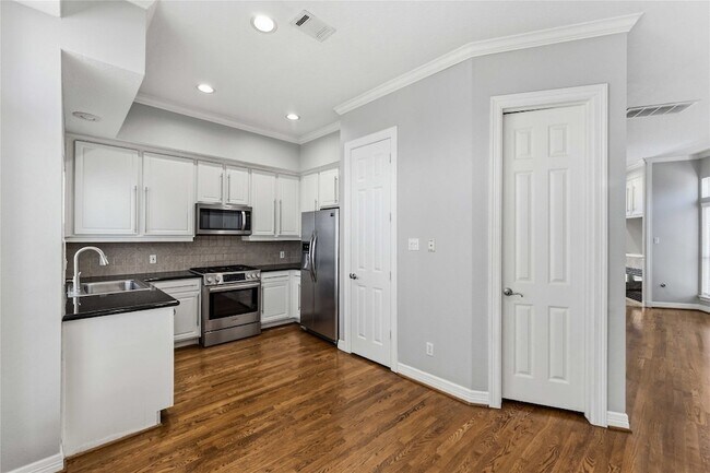 Building Photo - 1332 Fairview St