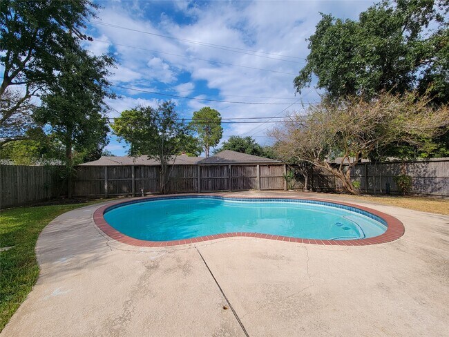 Building Photo - 5402 Ariel St