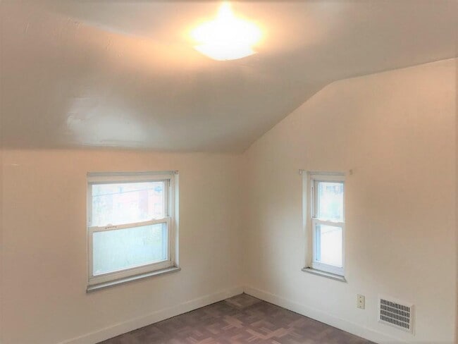 Building Photo - Woodstock Ave 2673