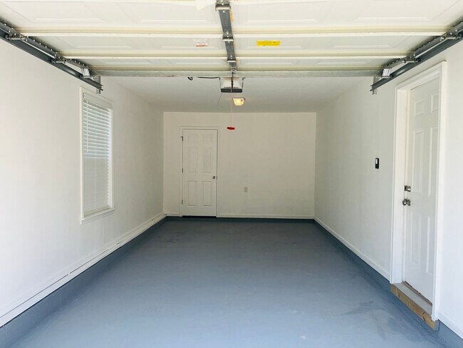 Building Photo - Wow! Check out this charming 3 bedroom 2 b...