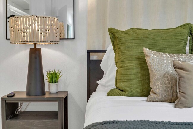 Building Photo - 1901 Cordova Bend