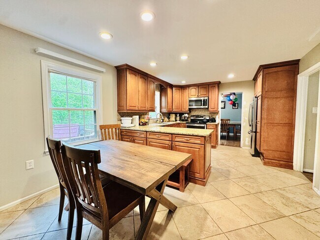 Building Photo - BEAUTIFUL AND PRIVATE LAKE RIDGE HOME