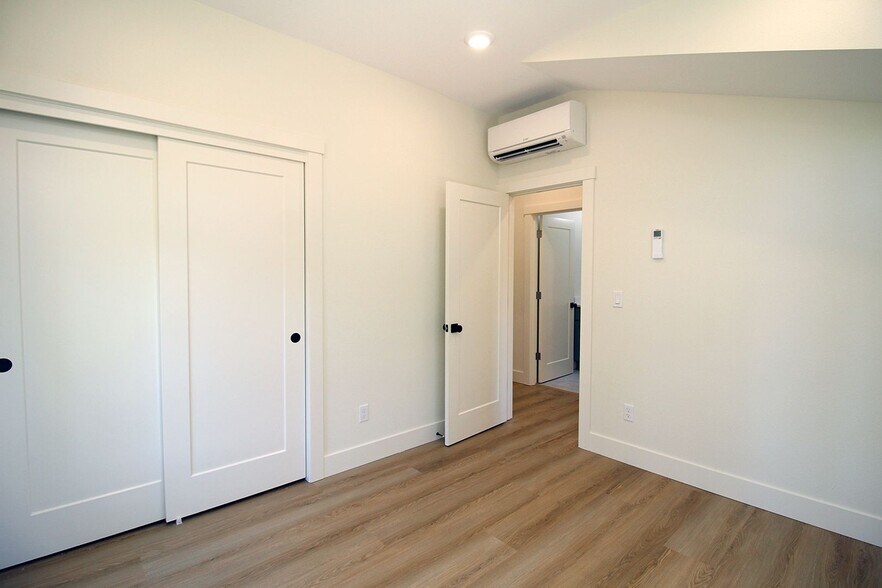 Building Photo - 4660-4660 SW Fairvale Ct