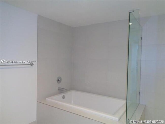 Building Photo - 2600 E Hallandale Beach Blvd