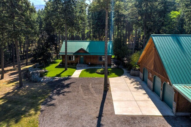 Building Photo - Lolo 4 bedroom, 2 bath, 2,520 Sq. Ft. home...
