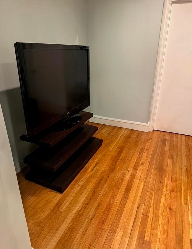 Building Photo - 129 Clinton St