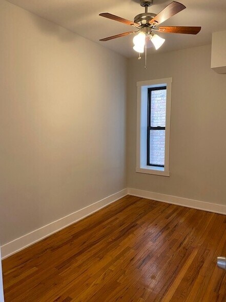 Bedroom - 3851 N Southport Ave