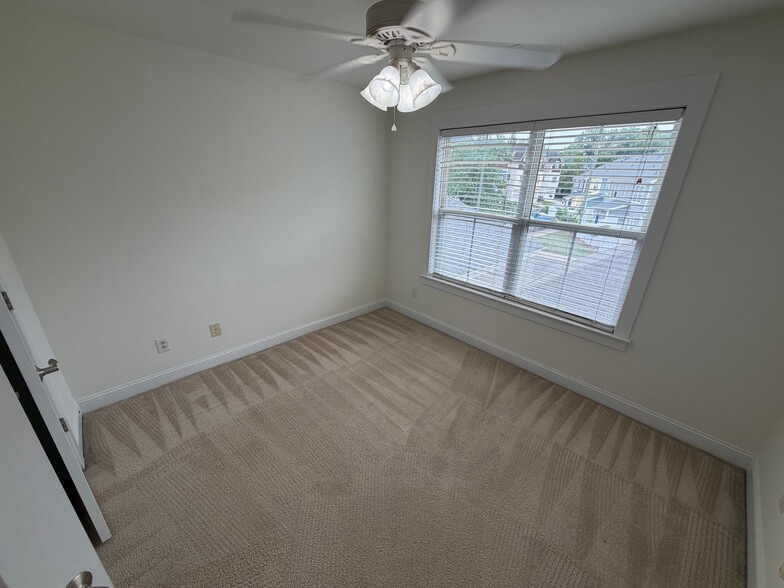 Building Photo - Room in House on Dubois Court