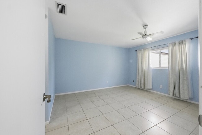 Building Photo - 1023 Pine Isle Ln