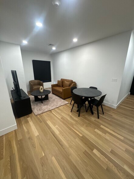 Building Photo - 1002 Broad St