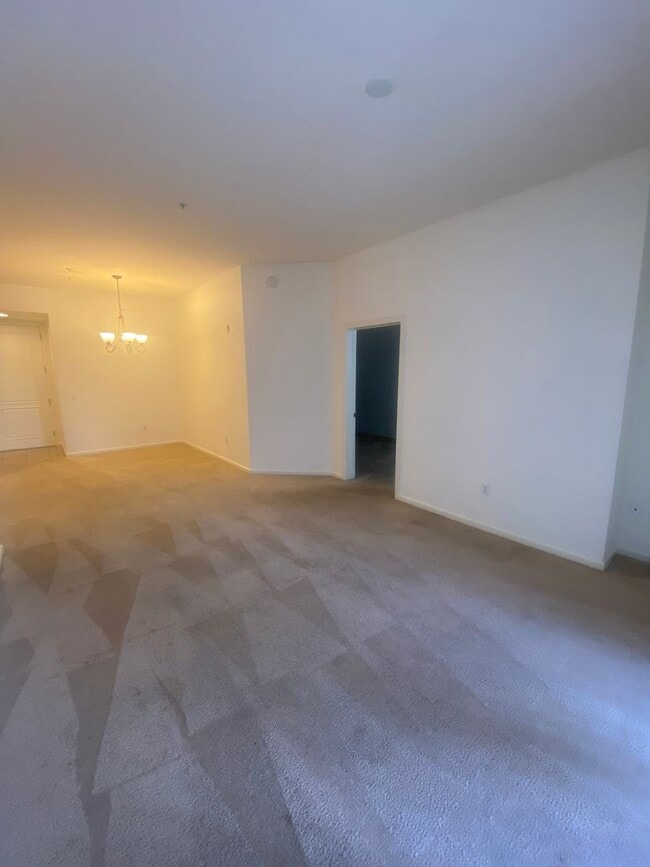 Building Photo - Stunning Top Floor View Condo at Park Avenue!