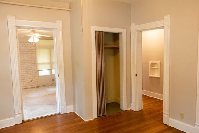 Building Photo - $2,100 | 3 Bedroom, 2 Bathroom House | Pet...