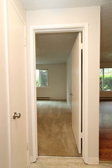 Building Photo - 5704 SW Beaverton Hillsdale Hwy