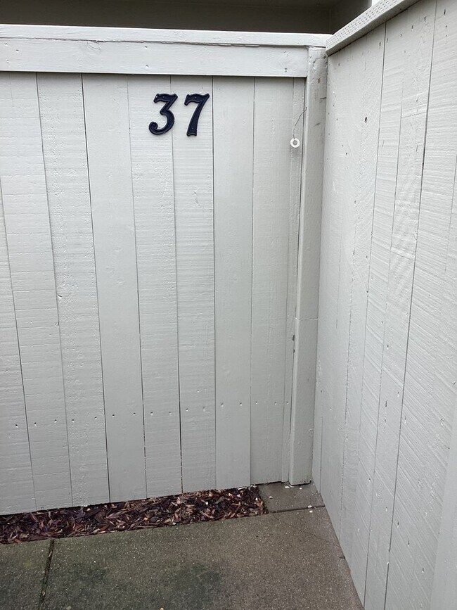 3 bd 2.5 bath in The Grove gated community 750 Lincoln Rd Yuba City