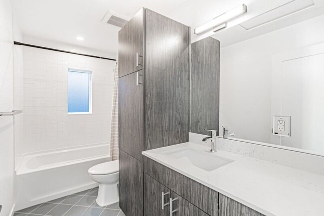 Building Photo - 1717 Ingalls St