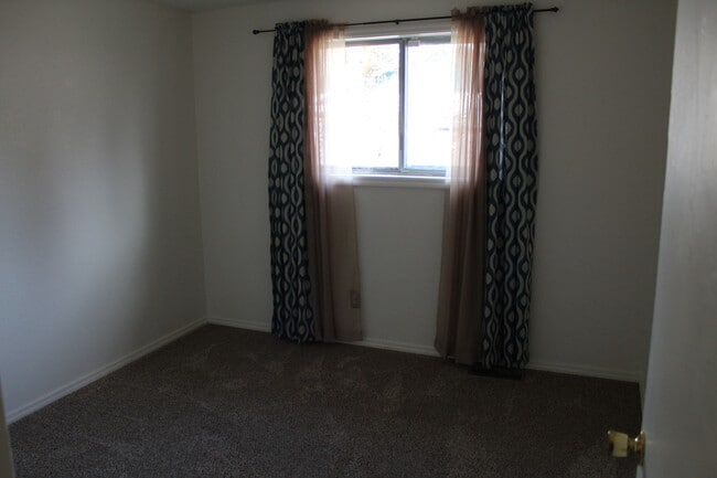 Building Photo - 4615 Maplewood Ct