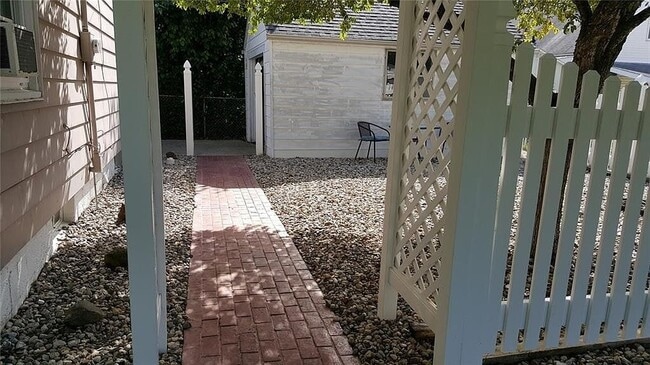 Building Photo - 521 Lonsvale Dr