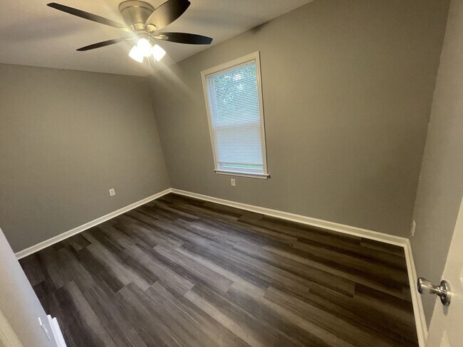 Building Photo - Baltimore - 3 bedroom and 1 Bathroom Available!