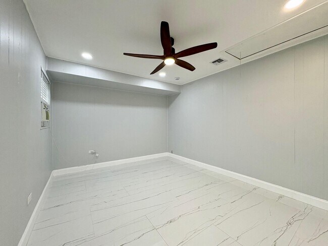 Building Photo - 1733 Sunset Ave