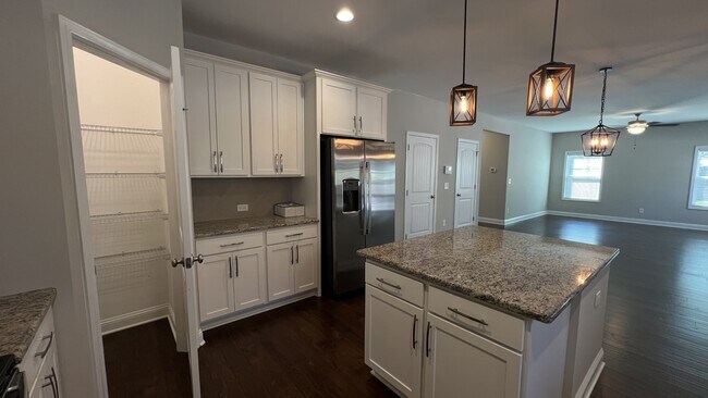 Building Photo - 550 Hampstead Pl