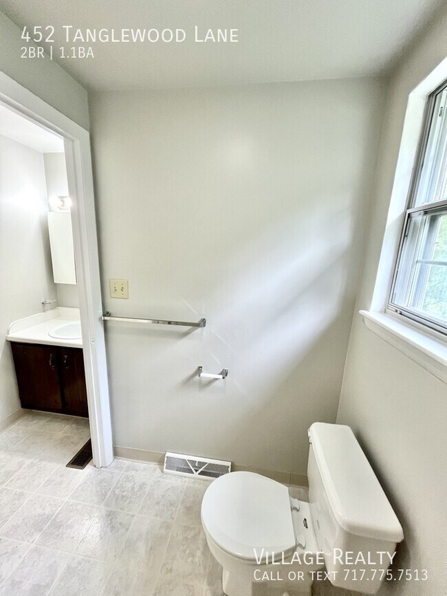 Building Photo - 452 Tanglewood Ln