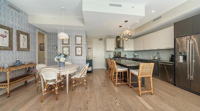 Building Photo - 635 S Orange Ave