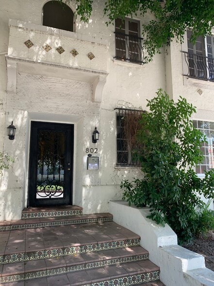 Building Photo - 802 N Sweetzer Ave