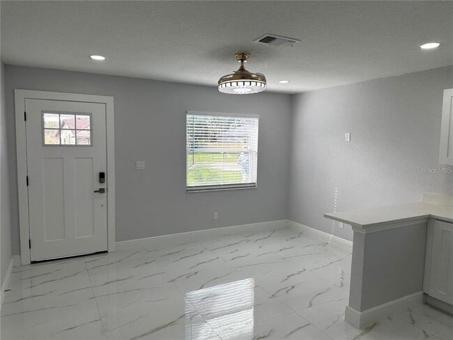 Building Photo - 7813 Lakeshore Dr