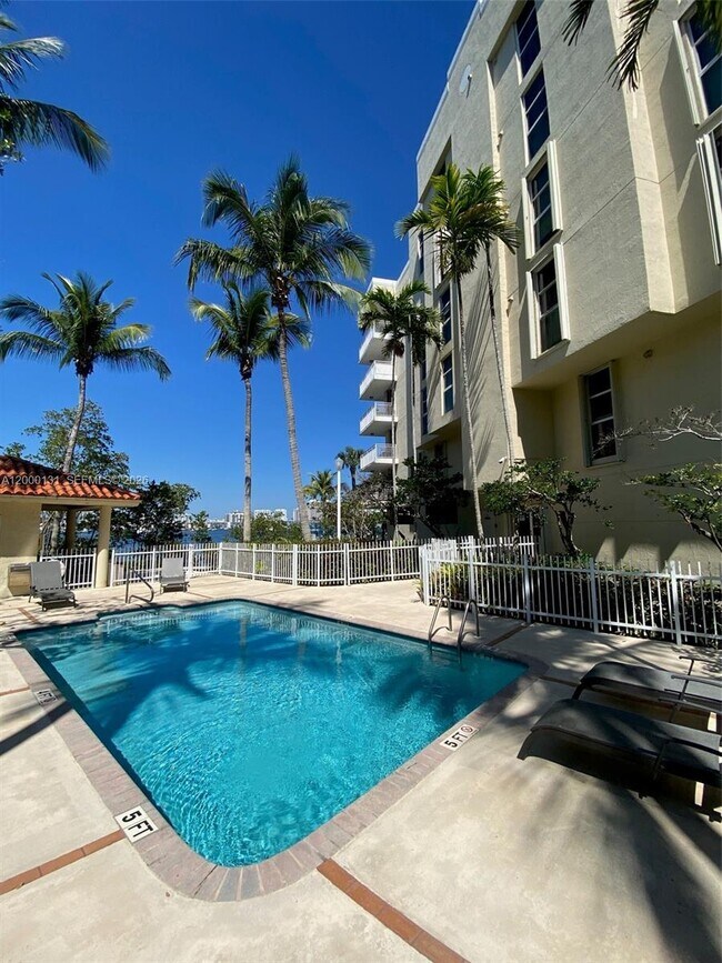 Building Photo - 16590 NE 26th Ave