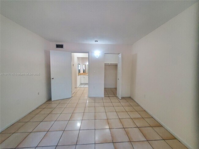 Building Photo - 1008 NW 45th Ave