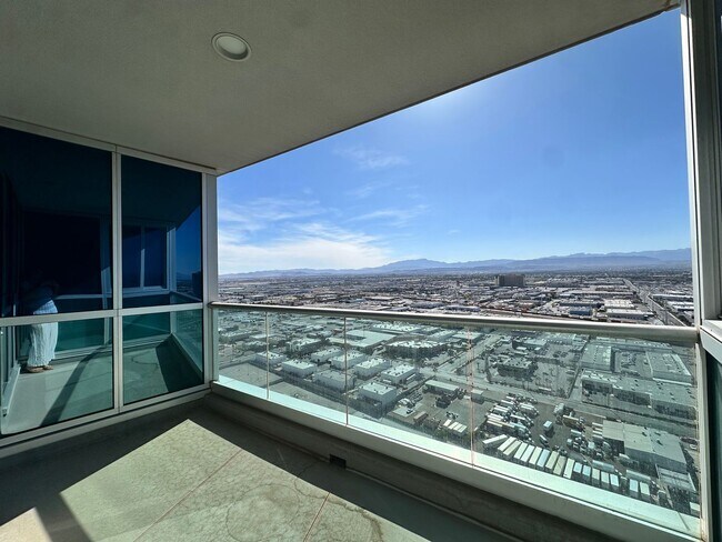 Building Photo - 4525 Dean Martin Dr