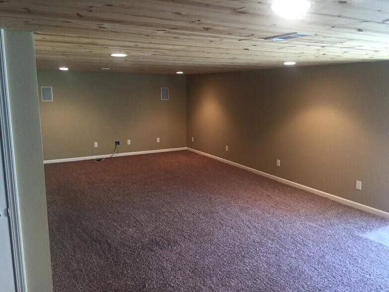 Building Photo - 912 Hawthorne Dr