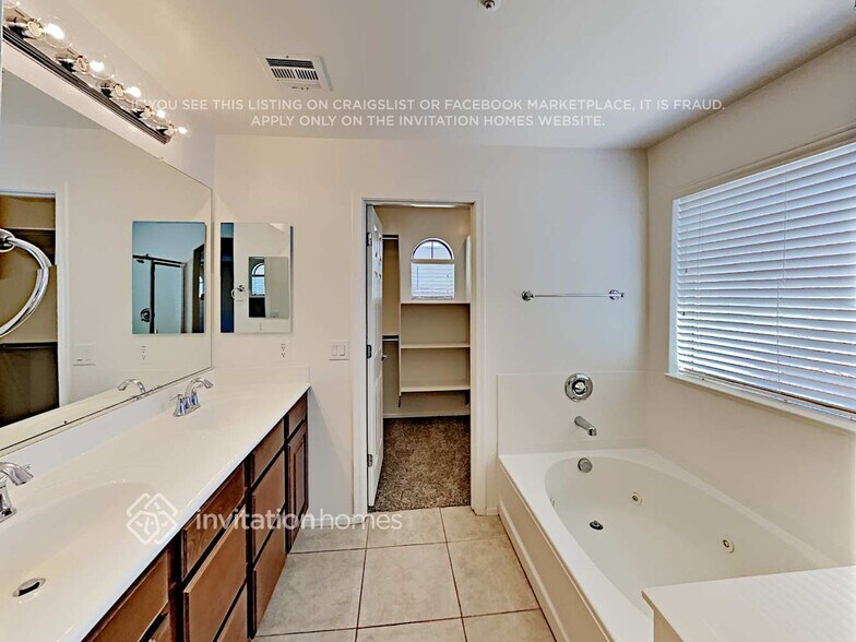 Building Photo - 3243 E Meadowview Dr