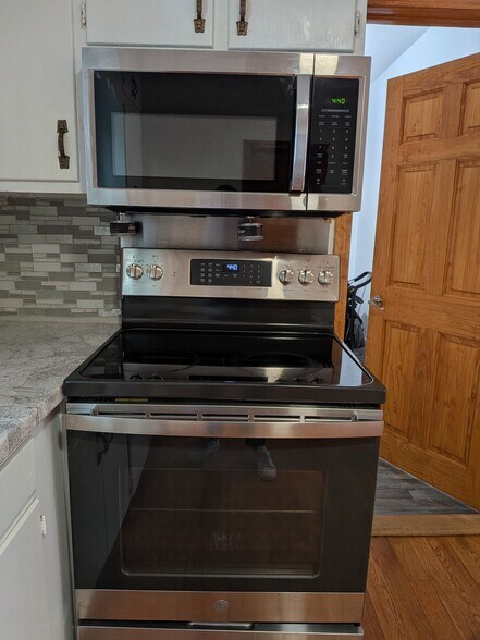 Stainless steel stove - 1291 Main St