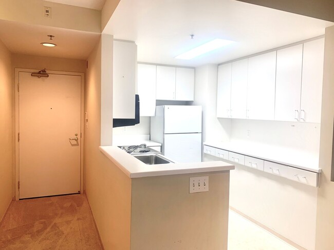 Building Photo - Quiet one Bedroom condo in Doorman Buildin...