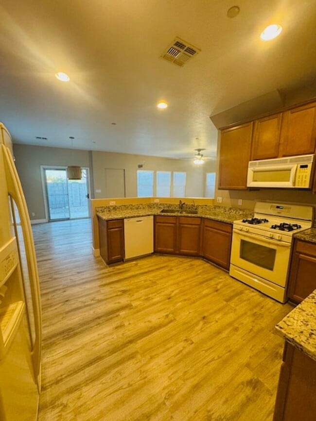 Building Photo - Resort-Style Living in Northwest Tucson- 3 Bedroom/ 3 Bathroom 2-Story House with garage!