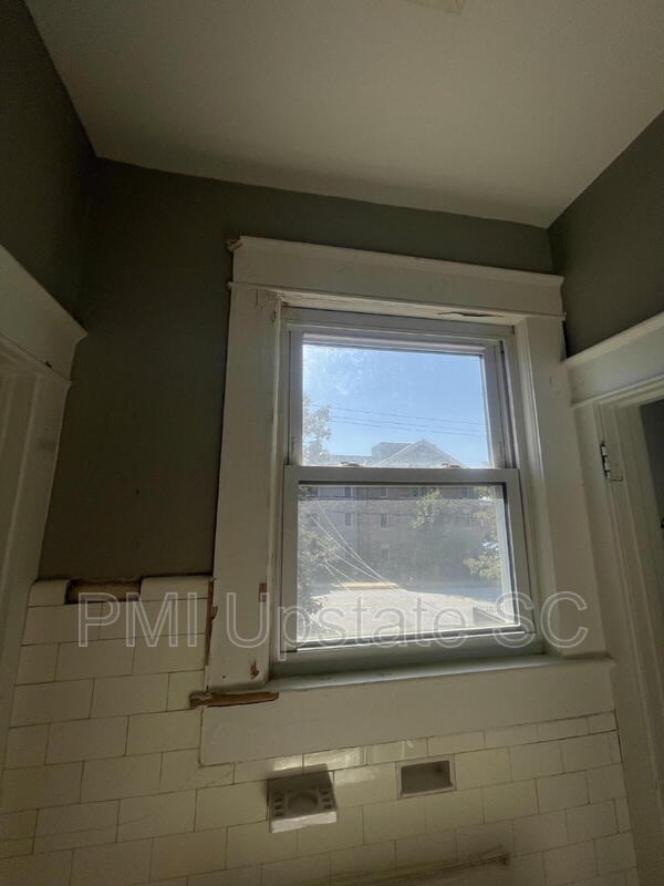 Building Photo - 181 N Fairview Ave